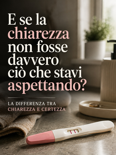 Un test di gravidanza positivo appoggiato su un piano d'appoggio.
