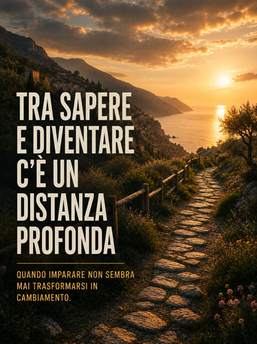 Sentiero di pietra lungo la riva del lago al tramonto