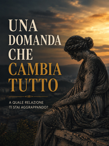 Una statua di donna a capo chino siede su una sporgenza che si affaccia su una valle.