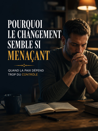 Un homme assis à une table, en train de prier.