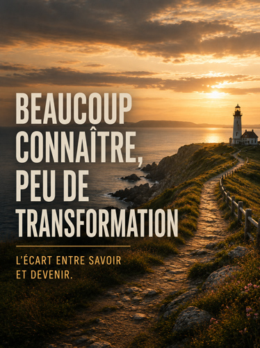 Phare au bout d'un long sentier sur le rivage, au coucher du soleil