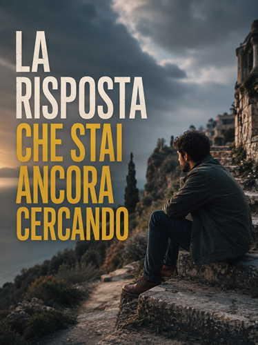 Uomo seduto sulle scale con vista sull'oceano.
