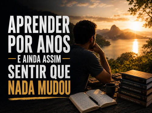 Homem estudando a Bíblia em uma mesa enquanto observa o pôr do sol sobre uma baía.