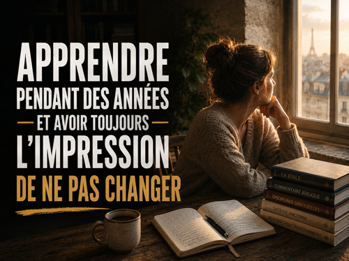 Une femme regarde par la fenêtre en direction de la ville tout en étudiant la Bible.