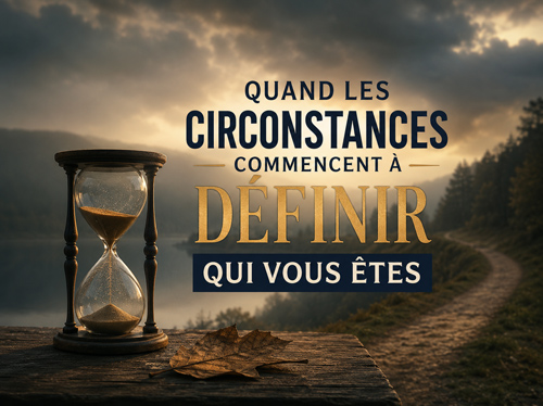 Un sablier posé sur une route qui s'étend jusqu'à l'horizon.