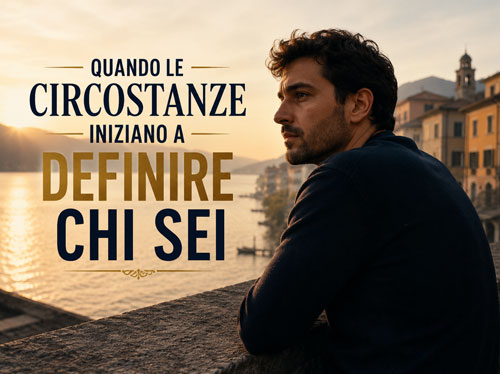 Un uomo assorto nei pensieri mentre osserva il tramonto su una baia.