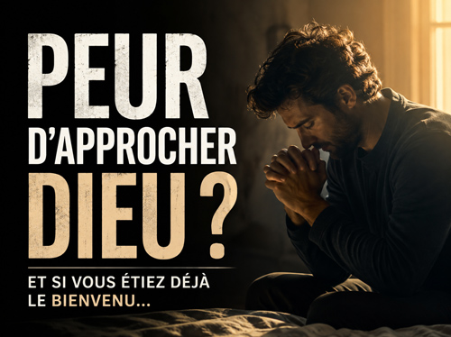 Un homme en train de prier dans une pièce sombre, avec une fenêtre illuminée derrière lui.