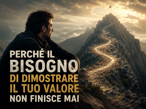Un uomo alla base di un sentiero di montagna guarda la bandiera in cima.