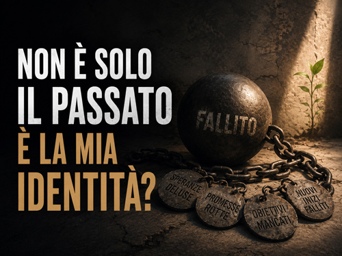 Palla e catena di ferro con targhette recanti delle scritte.