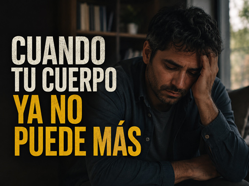 Hombre agotado que se sujeta la cabeza avergonzado.