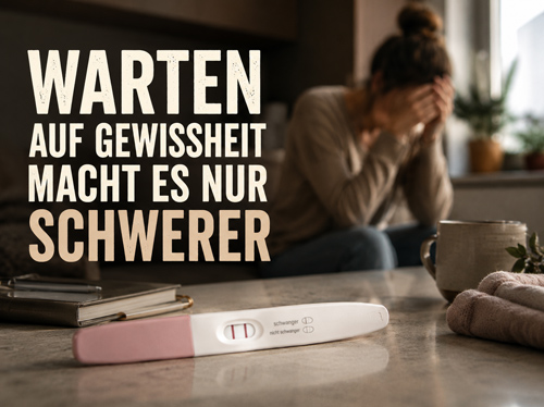 Ein positiver Schwangerschaftstest auf einer Ablage; im Hintergrund sitzt eine Frau und wirkt verängstigt.