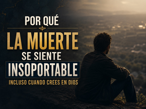Hombre en la ladera de una montaña contemplando el paisaje de abajo.