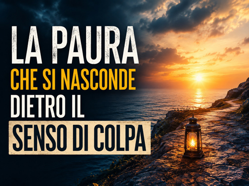 Una lanterna è appoggiata su un sentiero di pietra affacciato sull'oceano al tramonto.