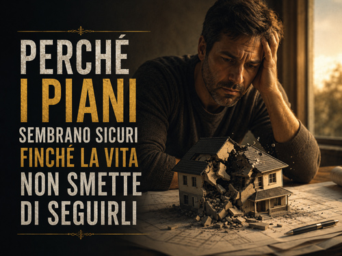 Un uomo fissa il modellino di una casa che crolla su una planimetria.