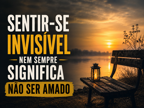 Uma luminária com vela sobre um banco à beira de um lago, ao pôr do sol.
