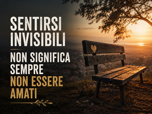 Una panchina del parco su una collina che domina la città al tramonto.