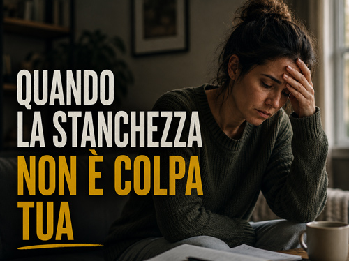 Donna esausta seduta alla scrivania che si regge la testa per la vergogna.